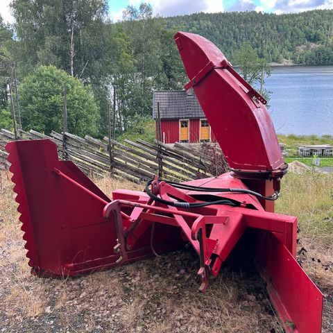 Snøfres Dalen 278 med kantvinge og hydraulisk svingbar tut