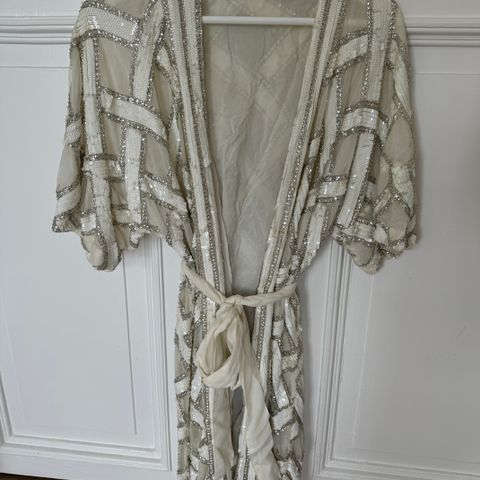 Leies ut - Kimono / kjole med paljetter fra Ganni i hvit