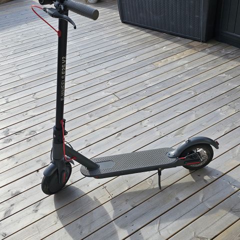 **reservert** Fint brukt el-sparkesykkel E-wheels E2S V2 (20kmt)