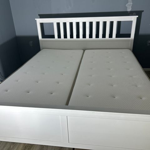 RESERVERT - IKEA Hemnes dobbeltseng med 2stk HESSENG madrasser