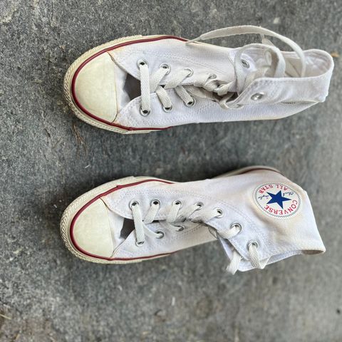 Pent brukte hvite Converse