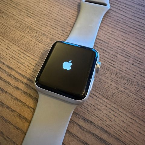 42mm Apple Watch 3 låst til iCloud