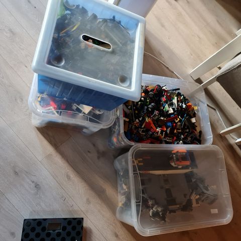 25kg lego med instruksjoner og masse figurer