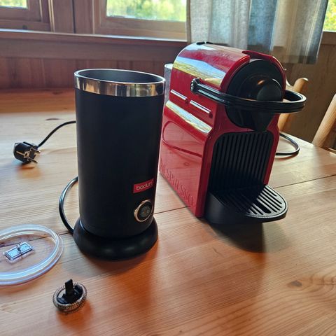 Nespresso og Bodum melkeskummer