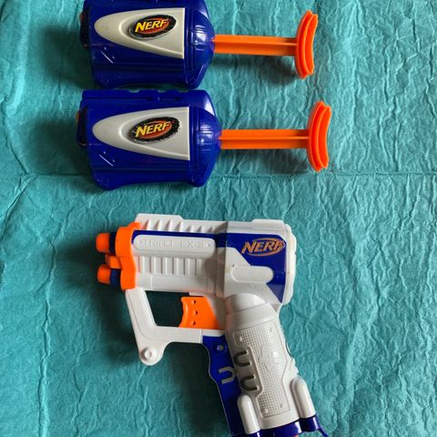 NERF pistol med tre piler og to vannpistoler