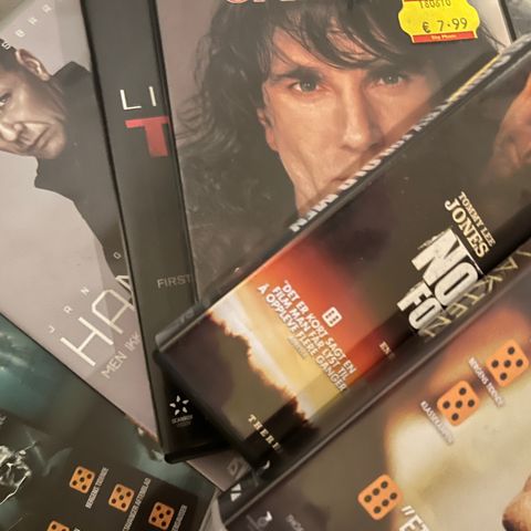 Mange titalls filmer på DVD (norske og internasjonale i flere sjangre)