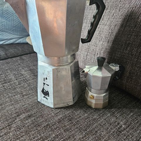 Klassisk Bialetti espressokanne, melkeskummer og åtte espressekopper