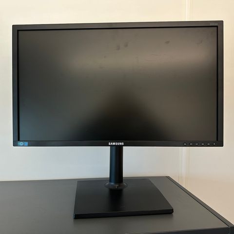 Samsung S24E450F monitor i god stand.