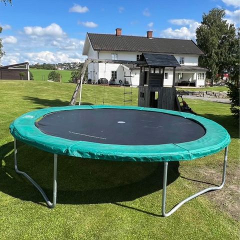 Stor trampoline u/nett