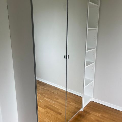 Pax garderobe med speildør