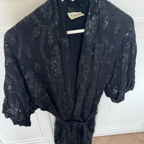 Leies ut - Kjole / kimono med paljetter fra Ganni i sort