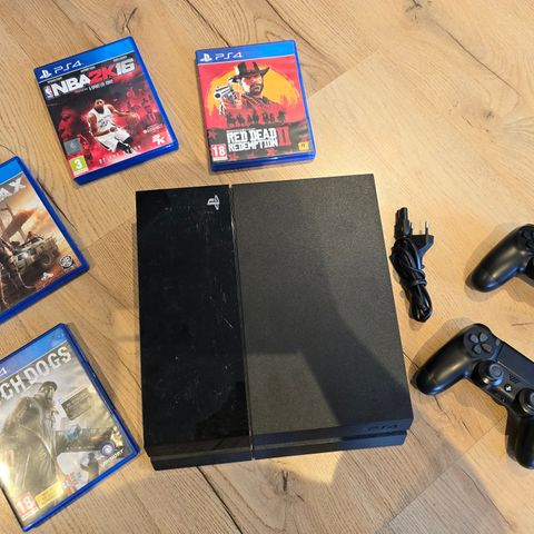 Playstation 4 med 2 kontrol og 4 spiller