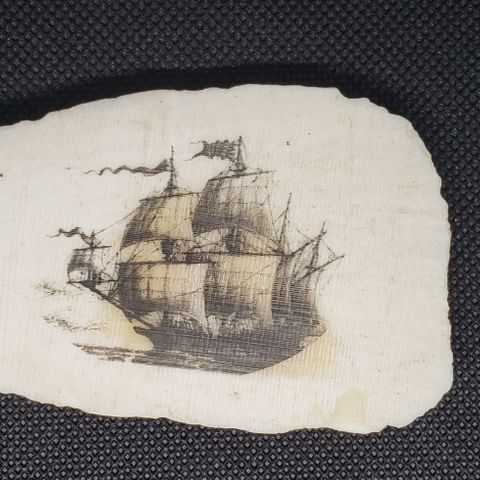 Scrimshaw på hvaltann. Spansk skutemotiv (Santa Maria?)