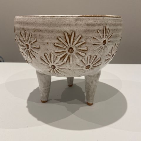 Kunsthåndverk bolle i keramikk