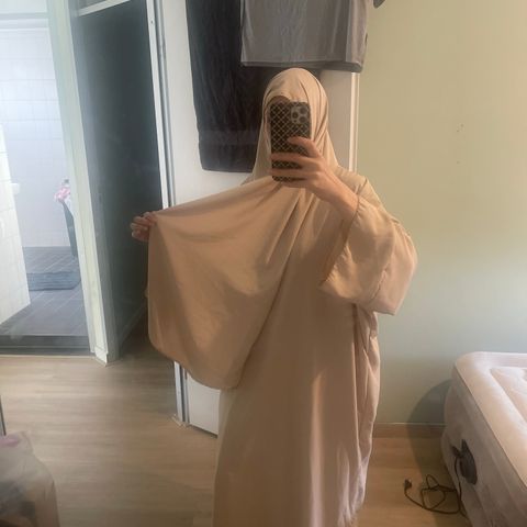 Abaya med skjerf beige og gull / one size