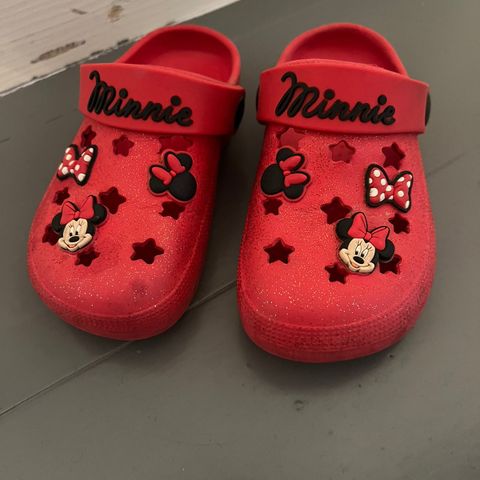 Minnie mus Crocs røde jentesko/sandaler. Pent brukt. Str 23.