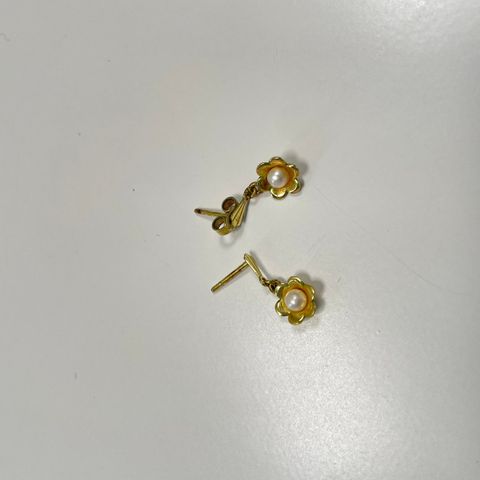 Vintage øredobber / ørepynt klips gull og perle farge (ca 1 cm lang)