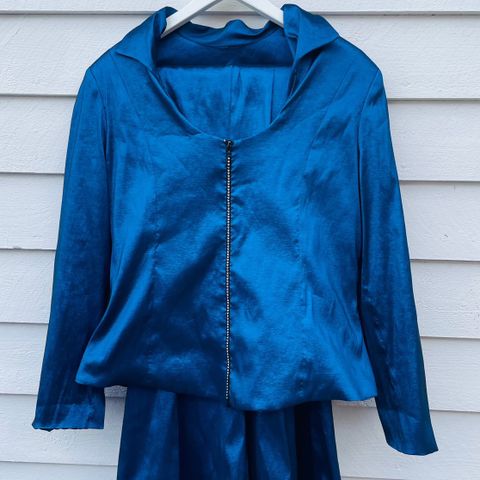 Senada norsk design blå jakke og langt skjørt pentøy selskap fest bryllup str 42