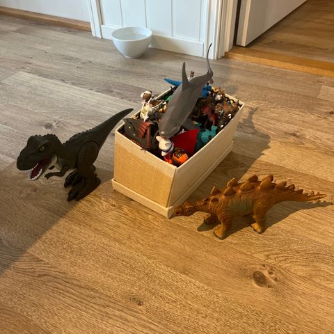 Diverse lekefigurer. Dyr og dinosaurer.