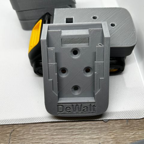 Dewalt batteriholdere med ferdige skruhull