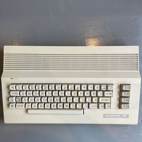 Commodore 64, kun maskin. Uvisst tilstand.