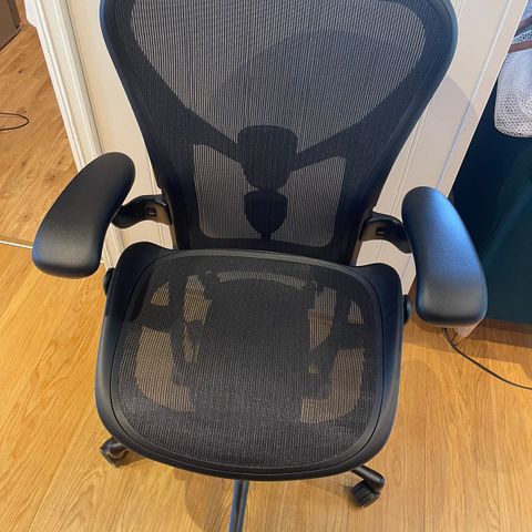 Herman Miller Aeron Remastered Str B Fully Loaded i farge Onyx selges