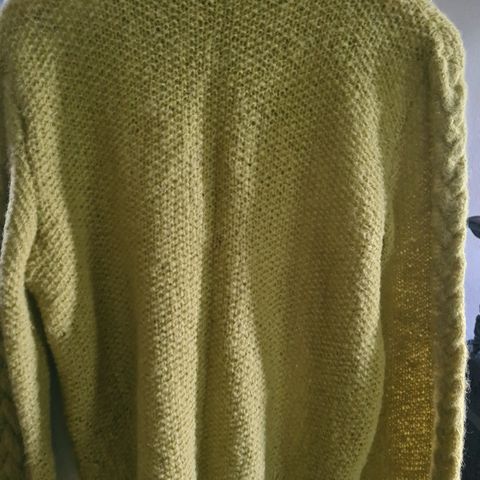 Nydelig  strikket jakke i merinoull i lime farge str 42