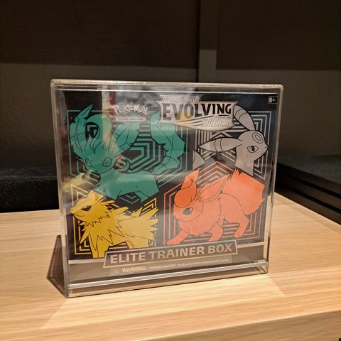 Pokemon Evolving Skies - Sealed ETB - Pokémon kort