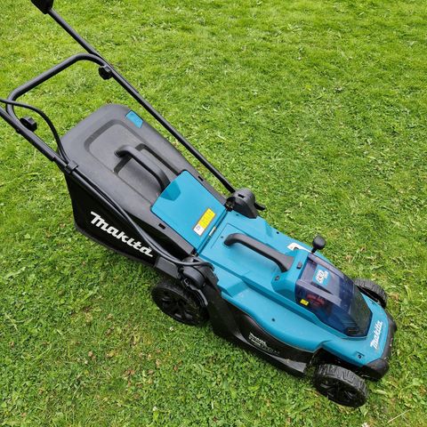 Makita DLM330 18v gressklipper selges (uten batteri og lader)