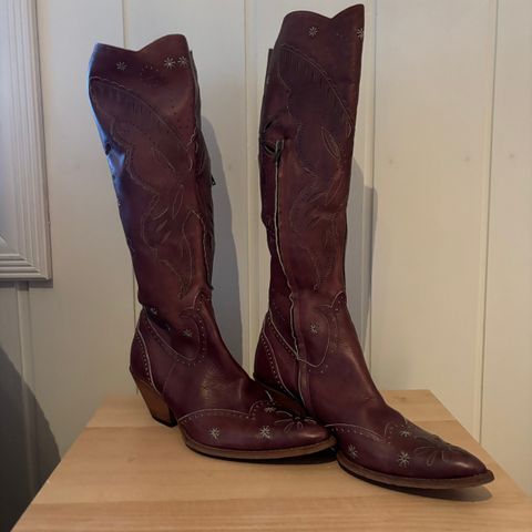 Cowboy boots i  brunt skinn med mange fine detaljer fra 90-tallet