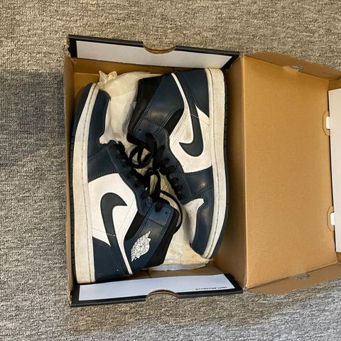 Air Jordan 1 Mid Navy Blue