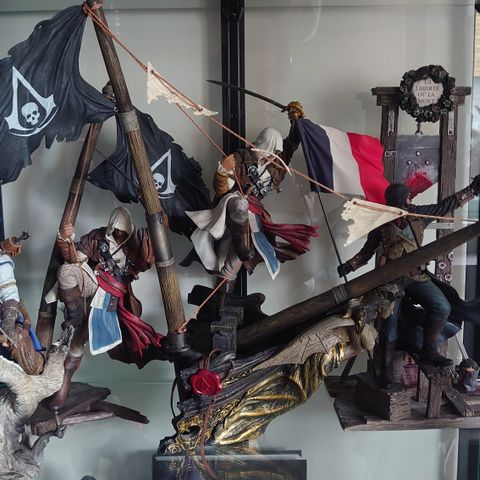 Diverse gaming/Assassins creed/Batman figurer.