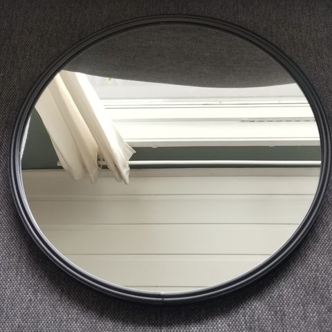 RESERVERT  Rundt speil, ca 35 cm diameter