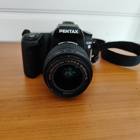 Pentax K110D Nikon. En med veske, og en uten veska. Begge i stor veske..