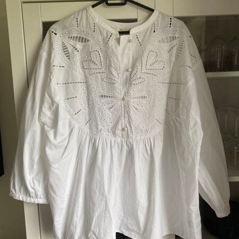 Bluse med engelsk broderi fra H&M