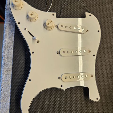 Plekterbrett med pickuper, loaded pickguard stratocaster