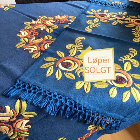 Løper SOLGT Brodert duk og løper blått ullstoff