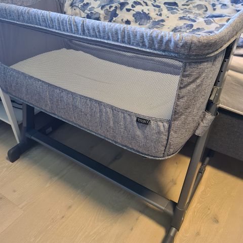 Yngri bedside crib