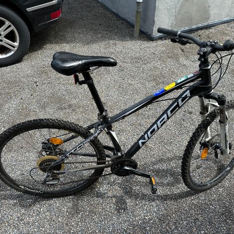 Norco 7005, 15” med piggdekk. Alt virker bra. Passer opp til 190cm