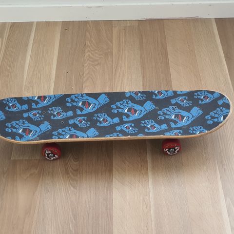 Skateboard og sparkesykkel selges