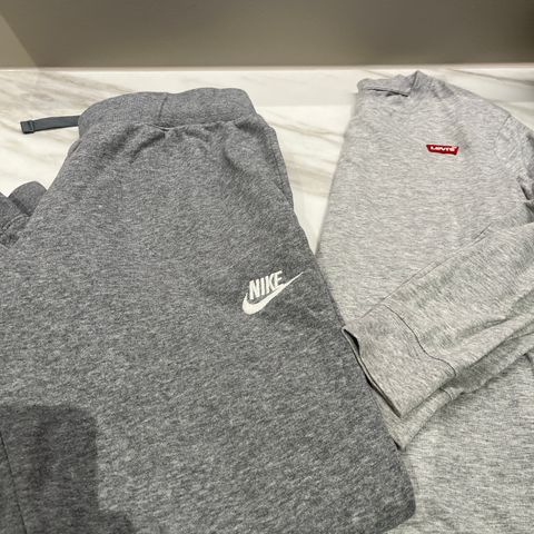 Nike bukse ( 146) og Levis genser (140) selges