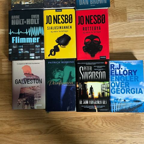 Diverse bøker (Dan Brown, Jo Nesbø m.m)