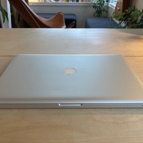 Macbook Pro 15” Early 2011 2GHz Intel Core i7 med 16GB minne selges