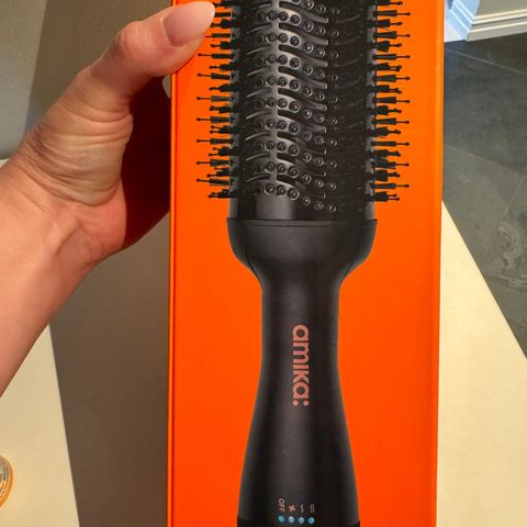 Amika hair 2.0 blow dryer brush