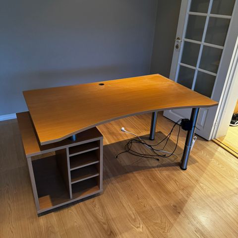 Stor og solid skrivebord