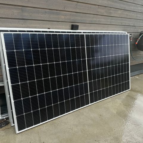 Solceller 4 panel av 560W pr stk selges samlet
