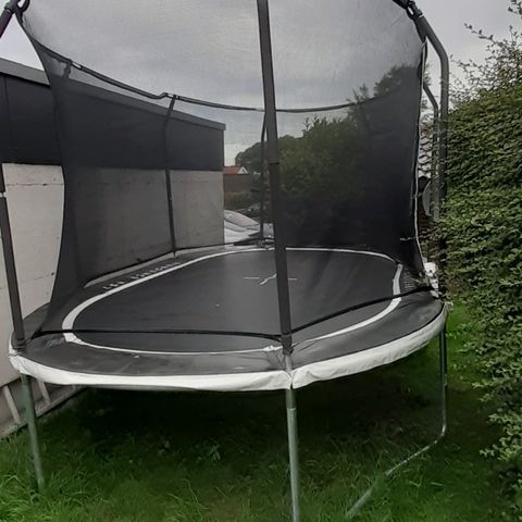 Trampoline og sklie gis bort