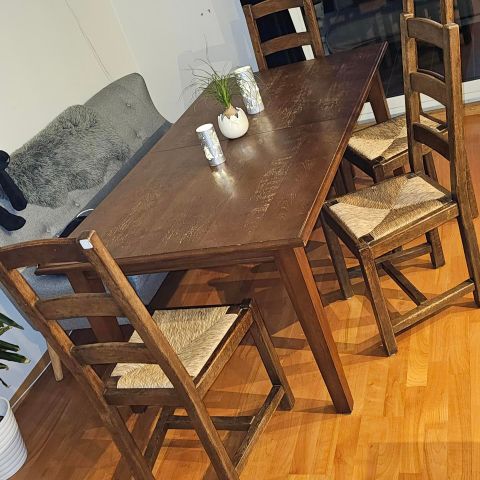 Uttrekkbart spisebord/kjøkkenbord og stoler