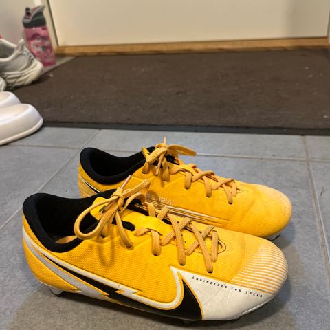 Nike fotballsko str 31,5