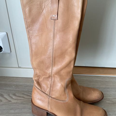 Skinnstøvletter / høye boots str 39